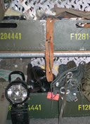 Feldlampe und Munitionskisten gefüllt mit allerlei Riemen
